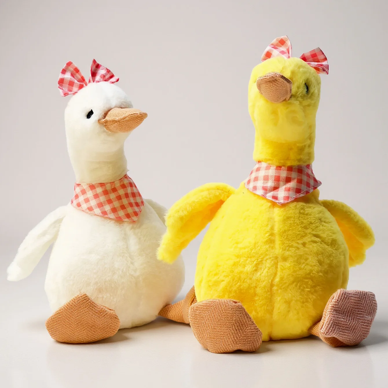 Cute Duck Shaped Dog Plush Toy Squeaky Design Bite Resistant Teeth Grinding Interactive Training Pet Relief Toy for Puppy