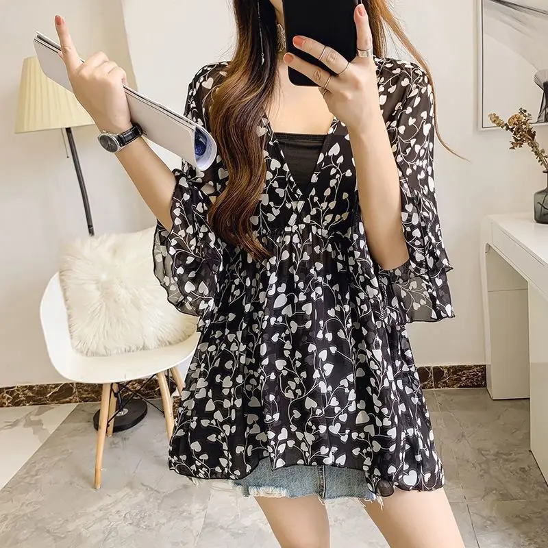 

2024 Summer New Mid Length V-neck Lotus Leaf Sleeves Printed Chiffon Shirt Fashionable Cover Belly Loose Top for Sweet Women