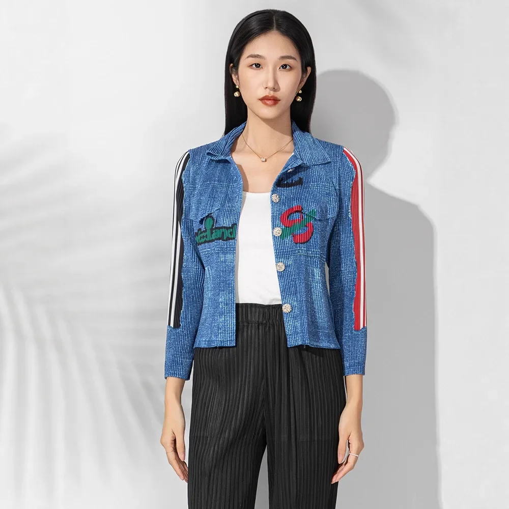 

Miyake плиссированная осенняя новая джинсовая куртка 2025 года, короткий кардиган с длинными рукавами, выглядит тонким и стильным для женщин, синий принт для женщин