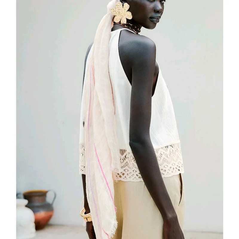 ستايل عطلة الصيف: بلوزة ذات فتحة خلفية من خليط الكتان مع بنطلون واسع الأرجل مطوي، طقم من قطعتين برقبة مستديرة وأكمام قصيرة