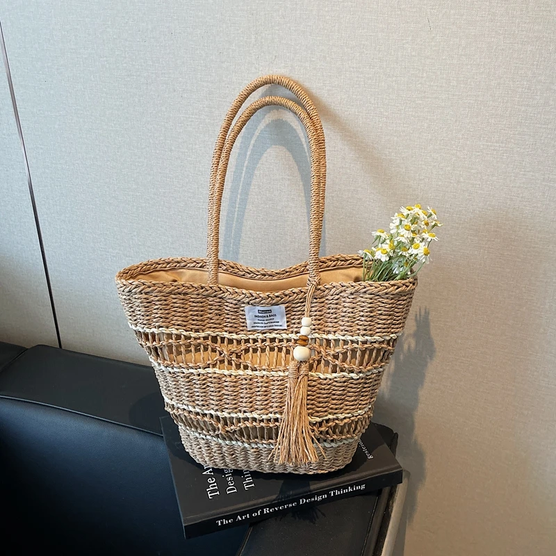 2025 موضة عادية جديدة الجوف خارج القش المنسوجة حقائب كتف سعة كبيرة شعبية شخصية الطازجة حمل الحقائب للنساء