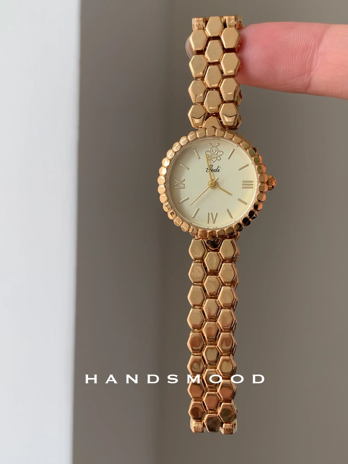 ساعة نسائية أنيقة بحزام على شكل قرص العسل، تصميم أنيق وفاخر ومتطور. مجموعة راقية من الساعات النسائية. #5