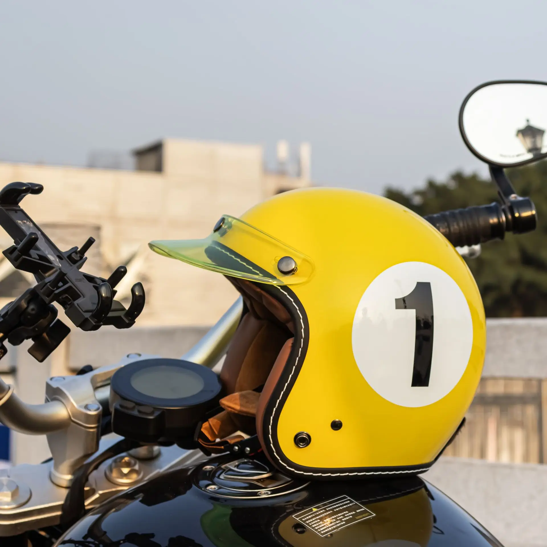 Unisex three-quarter helmet for all seasons, lightweight small helmet for scooters and electric bikes, suitable for men and wome