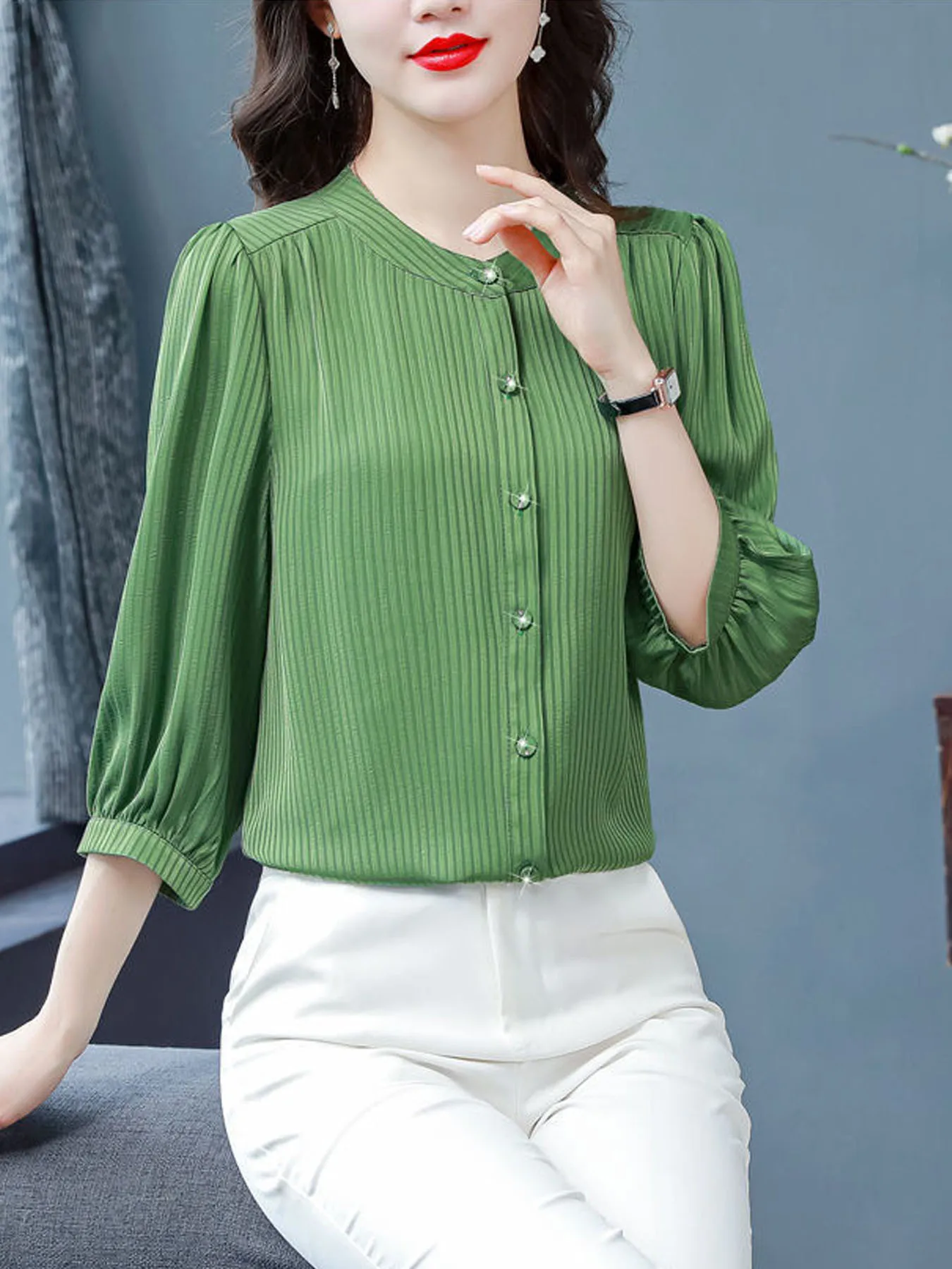 

Корейская версия свободной и непринужденной футболки в стиле casual, летняя модная модель в иностранном стиле, укороченный топ с коротким рукавом, визуально стройнящий фигуру.