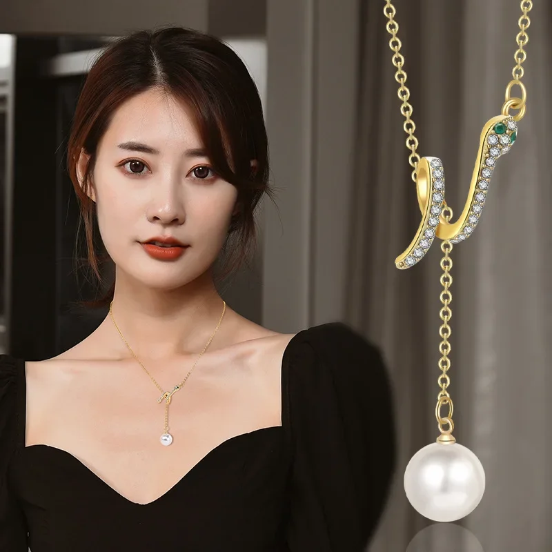 Una collana curva a forma di serpente e una nuova catena alla clavicola