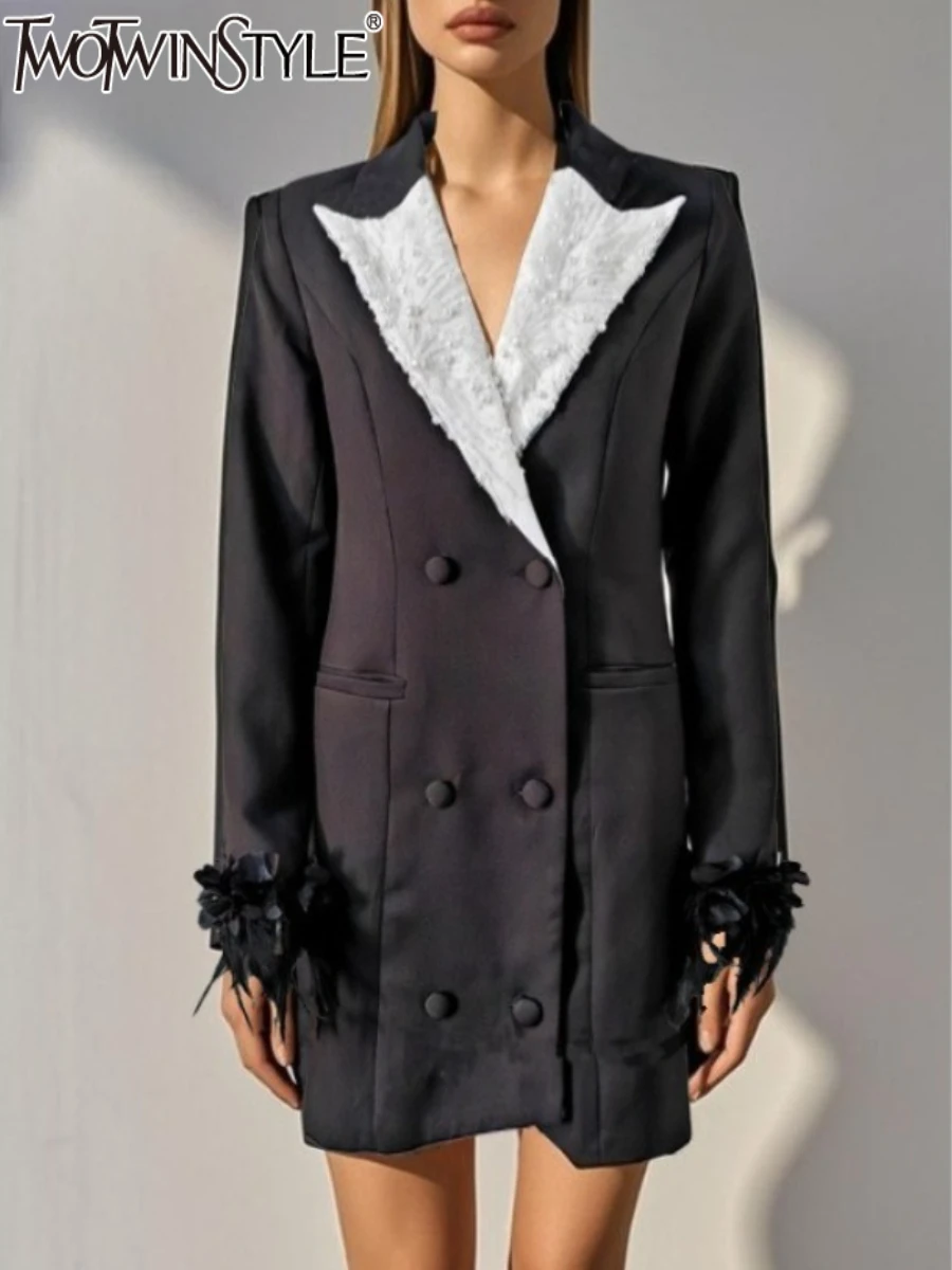 

TWOTWINSTYLE хит цвета сращенные куртки из бисера для женщин с лацканами и длинными рукавами в стиле пэчворк с перьями элегантная куртка женская одежда новая
