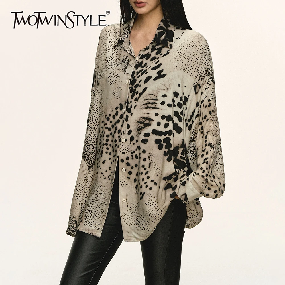 

TWOTWINSTYLE леопардовая однобортная рубашка женская с лацканами и длинным рукавом свободные шикарные женские рубашки осенний стиль модная новинка