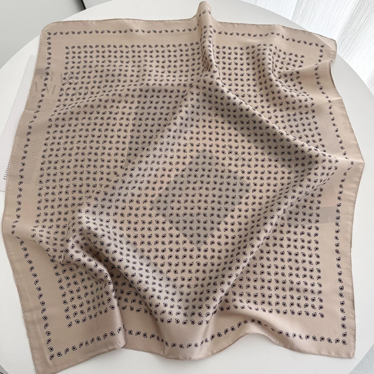 70*70 سنتيمتر المرأة مربع وشاح لينة الساتان الأزهار طباعة التفاف فولارد منديل عصابات الشعر نحيل التعادل الحجاب شالات