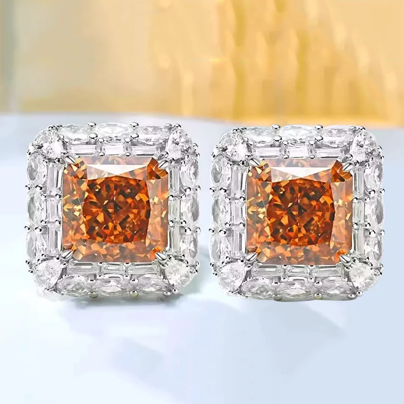 

A dazzling ice-flower-cut cubic zirconia necklace for the anniversary party of a lady, a luxurious accessory gift, a fashionable