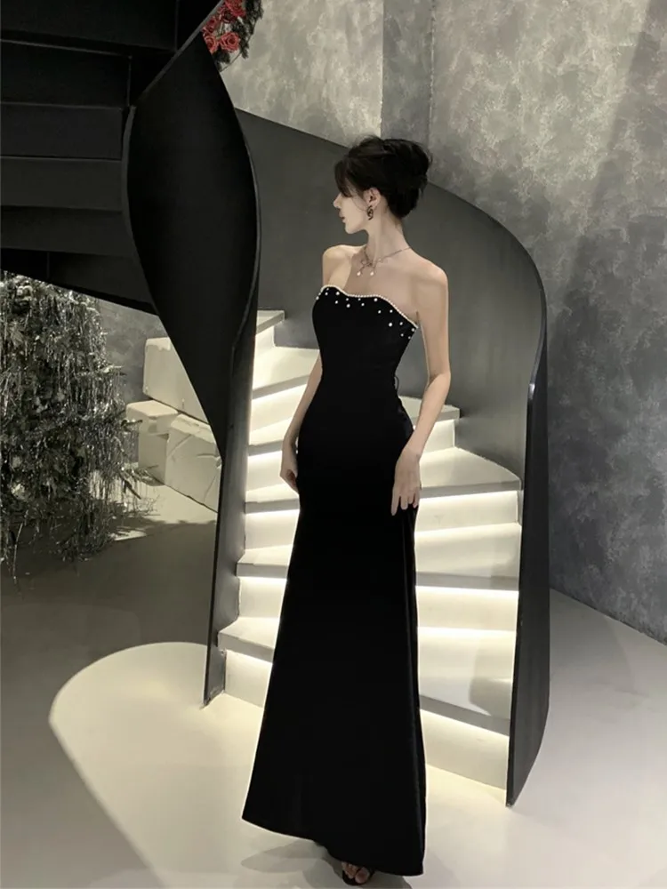 

Hepburn style black light luxury niche toasting elegant strapless velvet dress