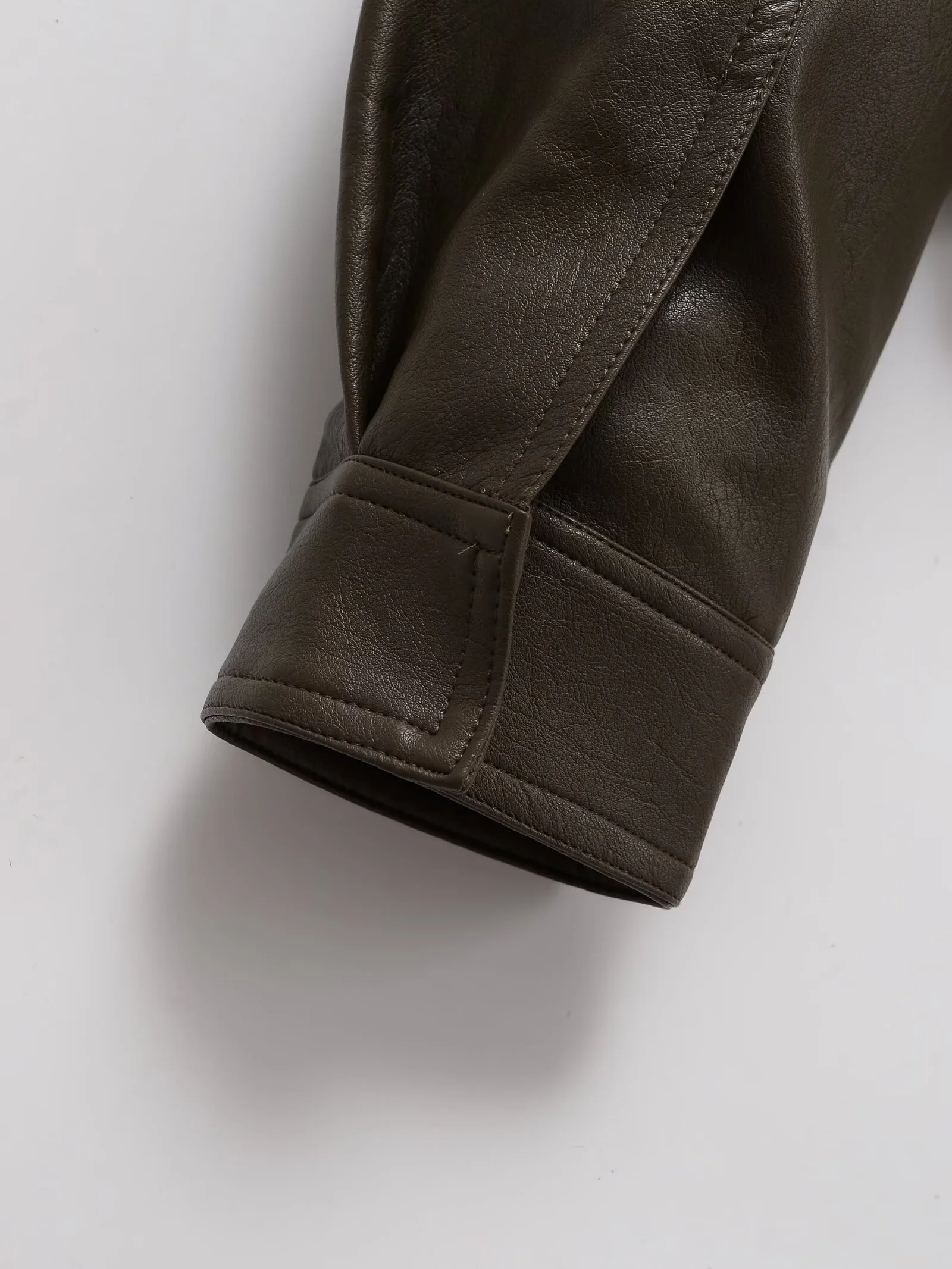 UNIZERA2025 otoño nueva mujer retro Bolsillo grande ropa de trabajo cremallera cuello alto imitación cuero suelta Chaqueta corta de manga larga