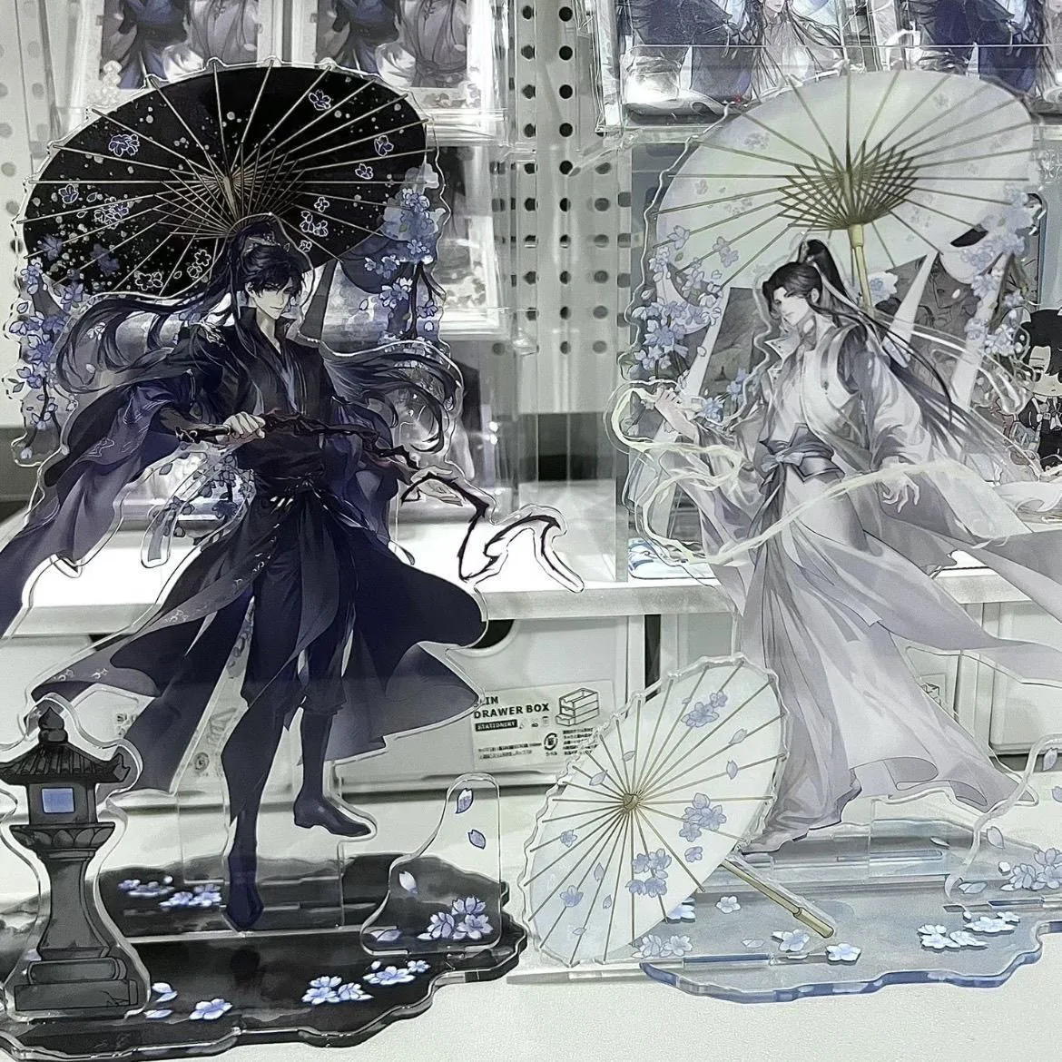 

Демонический предок Эрха и его Мастер белого кота, окруженные чавуннин, сжигающие чернилами акриловые таблички для косплея