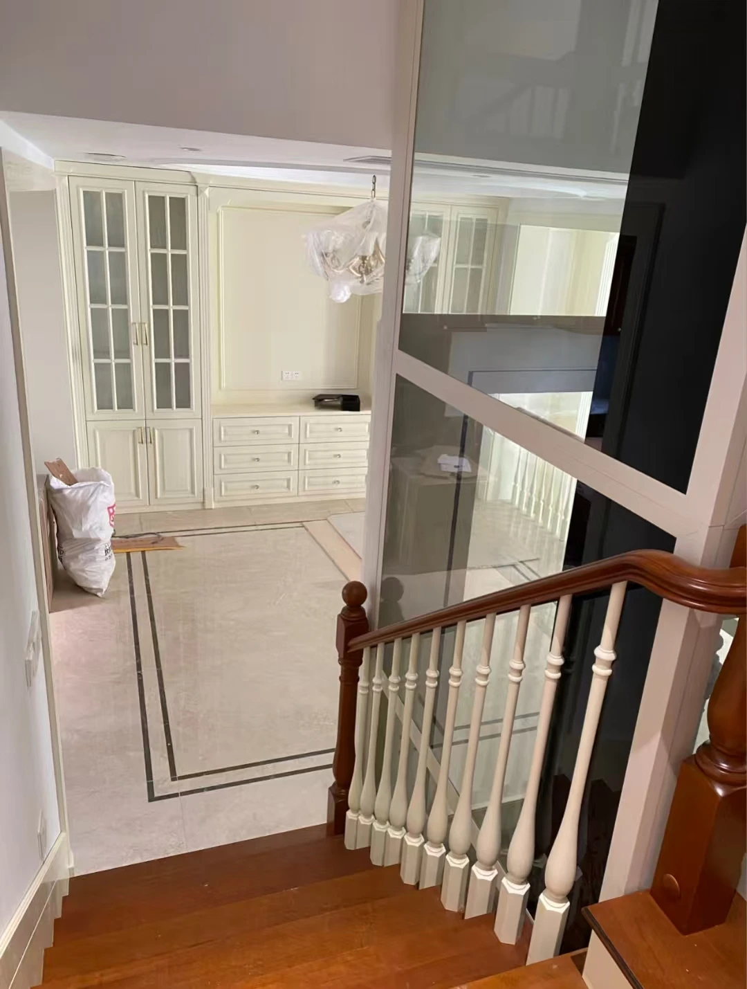 맞춤형 고품질 모던 디자인 실내 직선형 철제 계단 난간 탄소강 디딤판 맞춤형 티크 원목