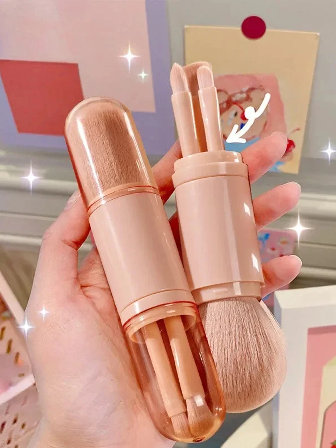 Juego de 4 brochas de maquillaje retráctiles y portátiles para sombra de ojos y polvos sueltos, con un borla triangular de terciopelo y una mini borla para polvos.