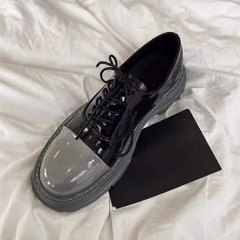 ミックスカラーパテントレザーラウンドトゥメンズシューズファッションクロスストラップメンズシューズレトロブリティッシュジャパニーズスタイルランウェイメンズカジュアルシューズ