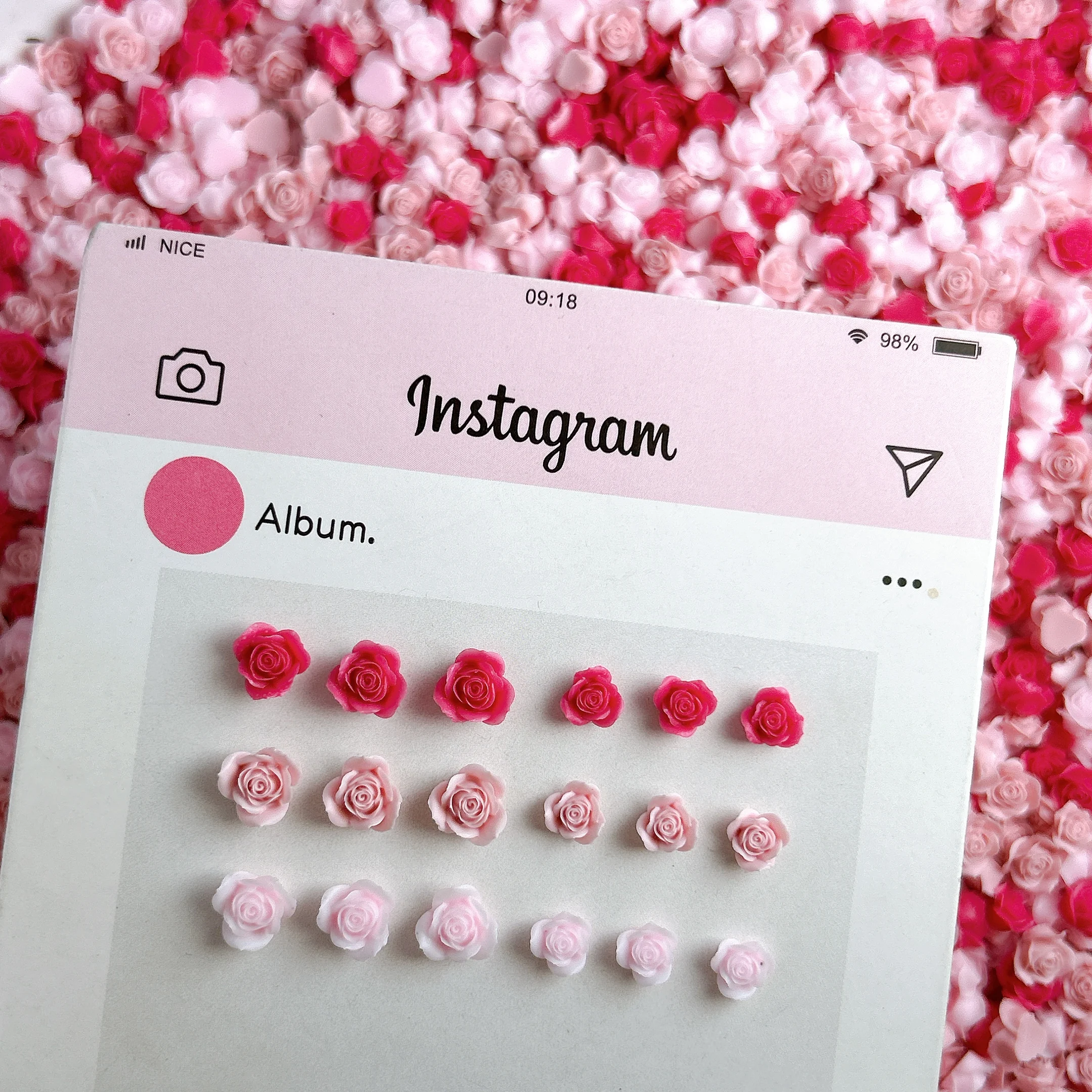 60個入り 新しいミニマリスト 三角形 ローズ レジン ネイルチャーム 3D ソリッドカラー スイートローズ ブロッサム ネイルアートデコレーション DIYネイルパーツ用