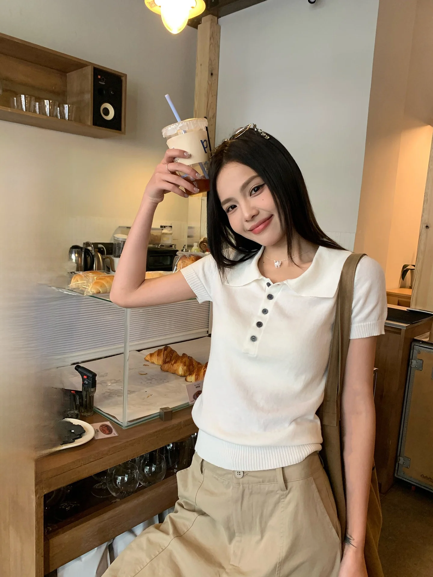 

Минималистичная белая вязаная футболка с коротким рукавом для женщин, летняя новинка, укороченный топ, универсальный, стройнящий силуэт