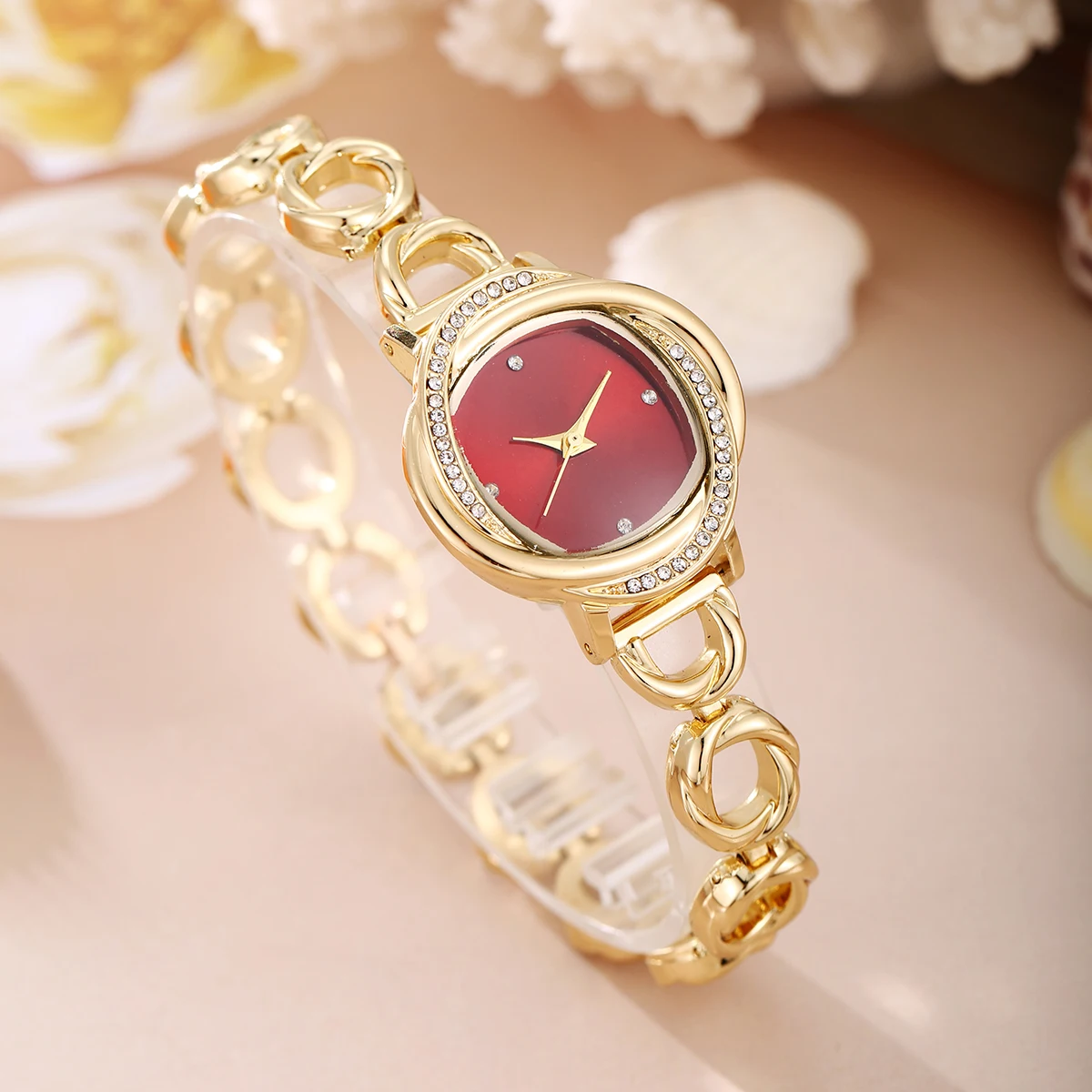 The latest style of women\'s fashionable and minimalist alloy quartz watch with a sense of design