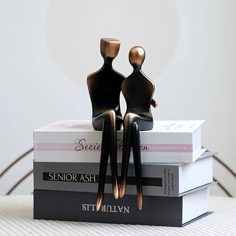 

Creative abstract lovers figure art sculpture European home study cabinet side resin crafts sitting at the table