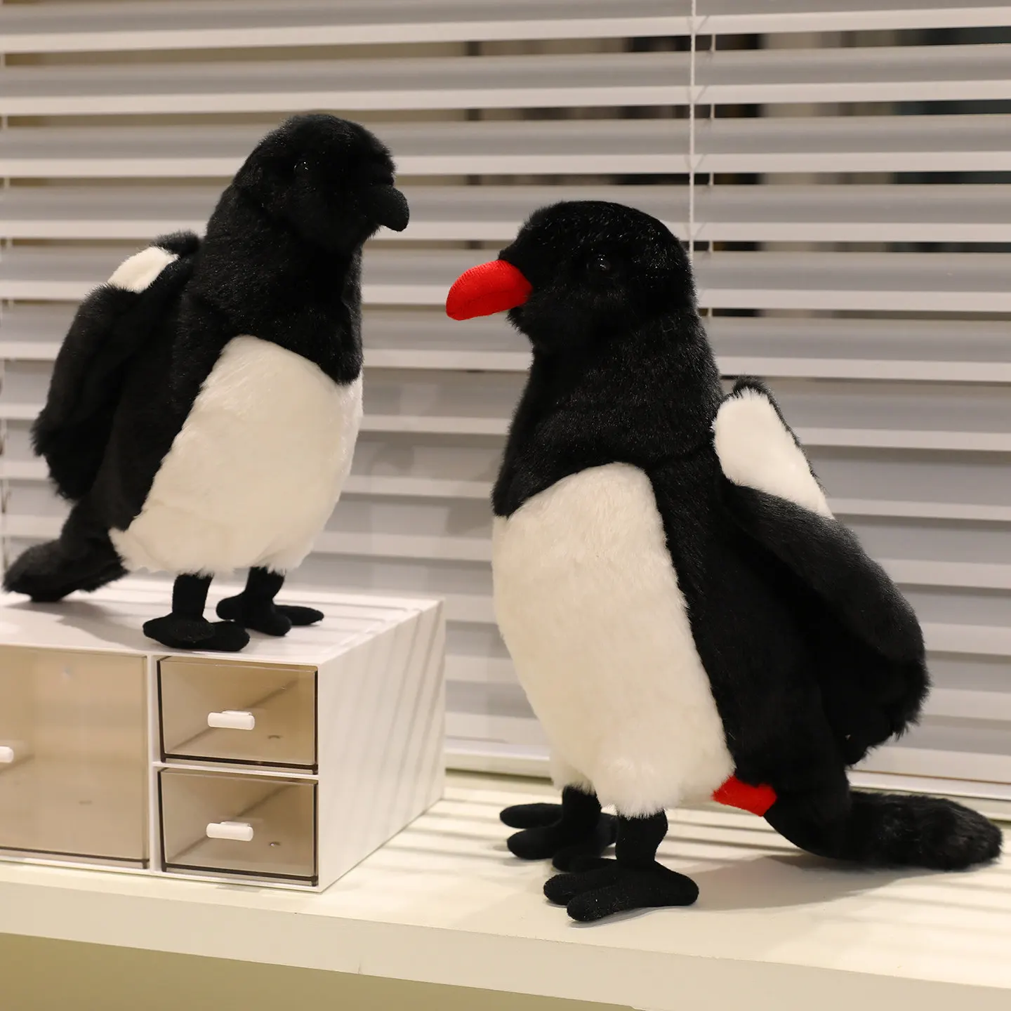 

New Lifelike Bird Plush Toy Simulation Red Black Mouth Pica pica Bird Plush Doll Photography Props Home Decor Birthday Gift