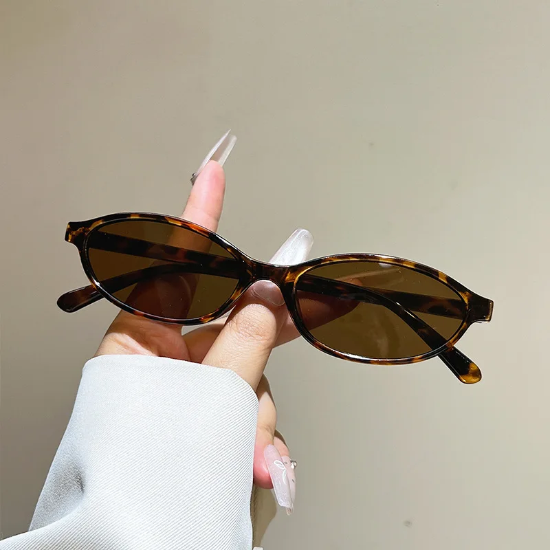 A Pair of Oval Retro PC Glasses for Men and Women with A Small Face Design/versatile for Multiple Indoor Scenes Sunglasses