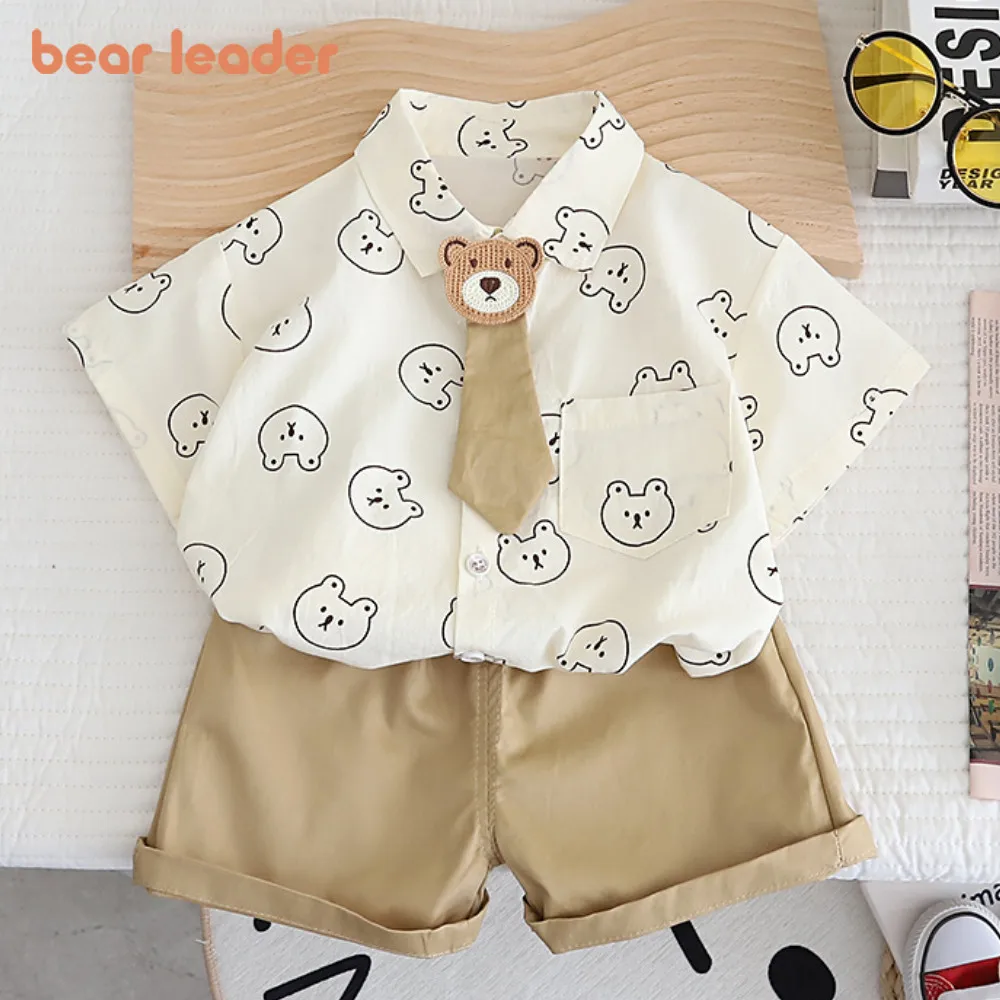 

Летняя новая повседневная однотонная рубашка с милым мультяшным принтом Bear Leader + шорты, комплект из двух предметов, корейская версия, модная одежда для мальчиков