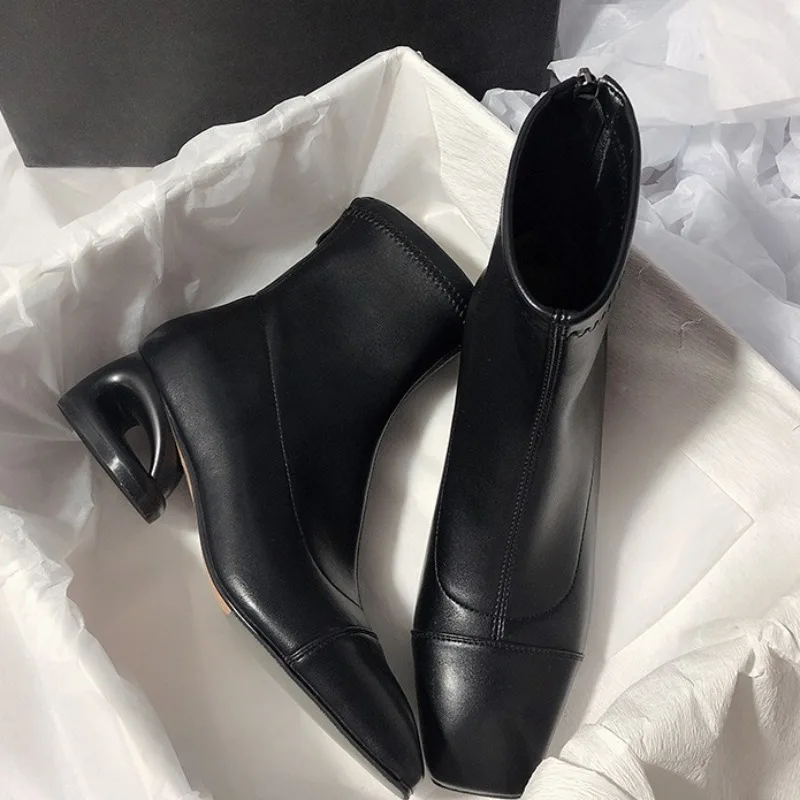 

Новинка 2023 года, женские современные короткие ботинки из металла с квадратной головкой и полым каблуком для женщин, зимние женские ботинки на среднем каблуке в уличном стиле