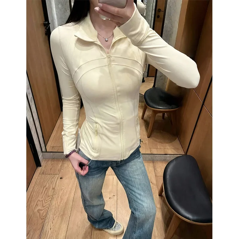 سترة صفراء ضيقة من الحرير الجليدي للحماية من الشمس سترة نسائية لليوجا بخصر علوي ملابس خارجية صيفية رفيعة من Lulu Zukun جديد 2025