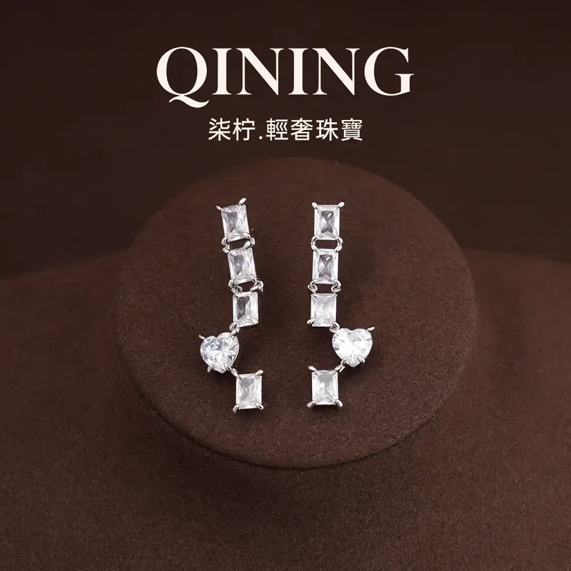 Exquisite daughter gold white zircon, love sugar cube fringed stud earrings banquet luxury earrings light luxury high-end