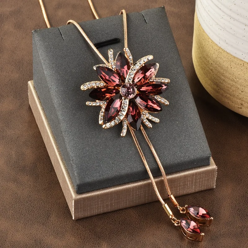 

For autumn and winter, long necklaces with female flower tassels and pull-out sweater chains can be worn as corsages frequently