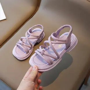 Sandali per ragazze 2024 estate nuova versione coreana per bambini di scarpe da spiaggia aperte con suola morbida per neonate romane