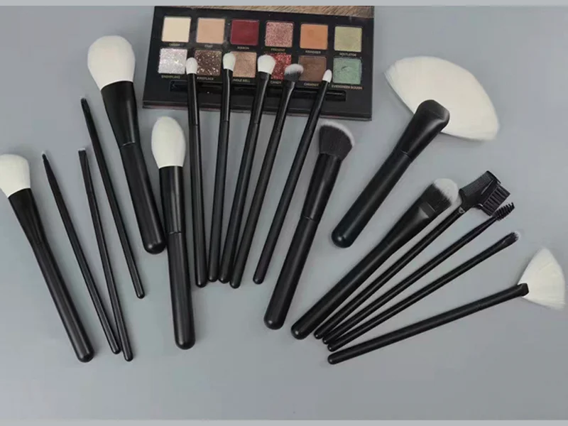18PCS Natural Animal Hair Makeup Brushes Set Crafted Foundation Concealer Eye Shadow Blush Kit
