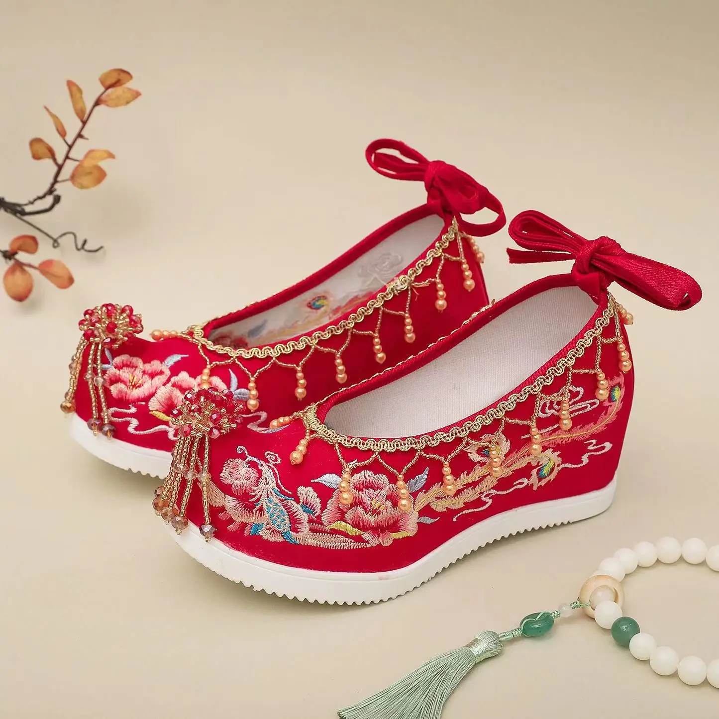 

Woman's New Retro Red Wedding Shoes Chinese Style Tassel Embroidered Flat Sole Canvas Bridal Shoes Hidden Heel Hanfu Shoes