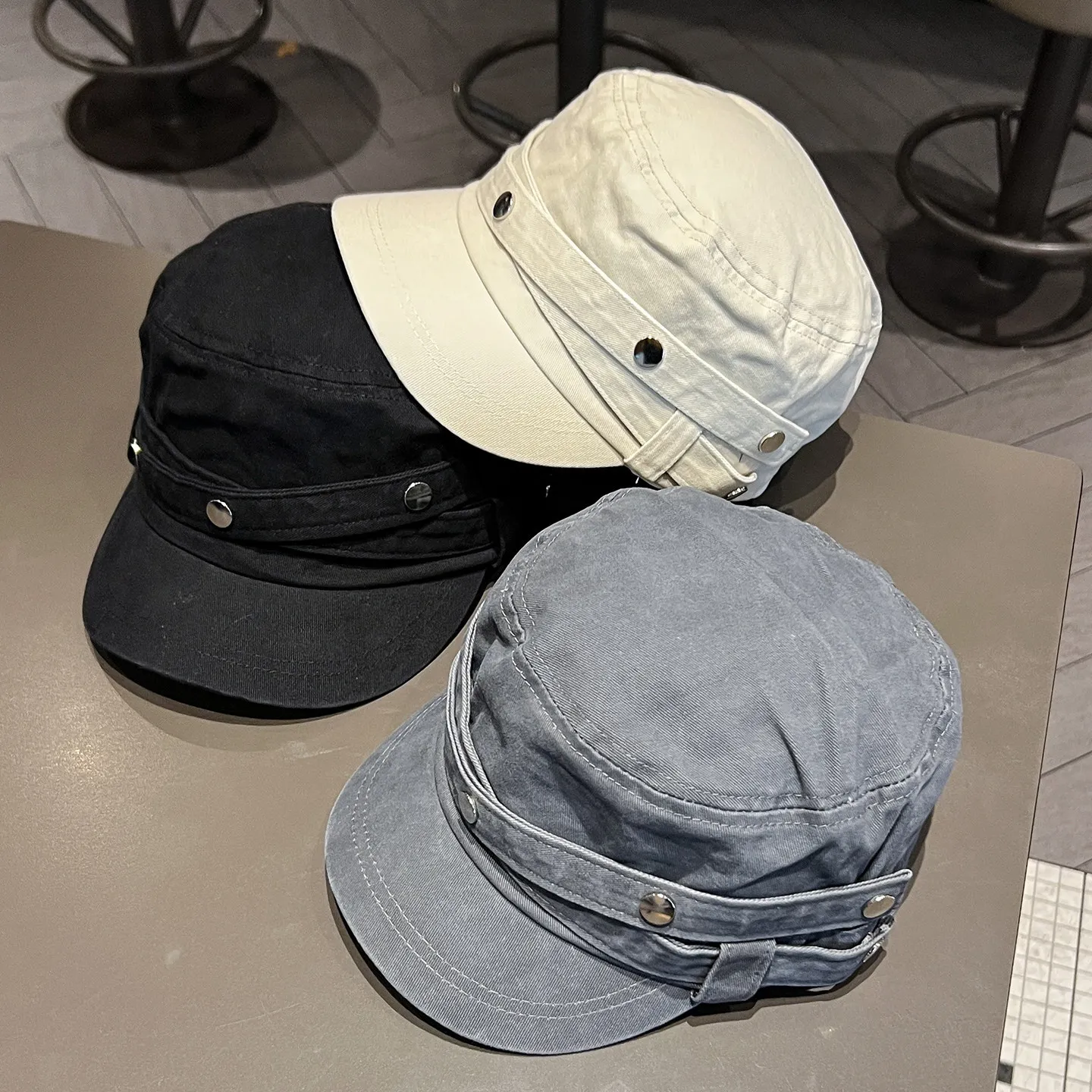 High-End Vintage Distressed Riveted Flat-Top Baseball Cap: Elegant, Casual, Versatile, Equestrian-Style, and Face-Slimming