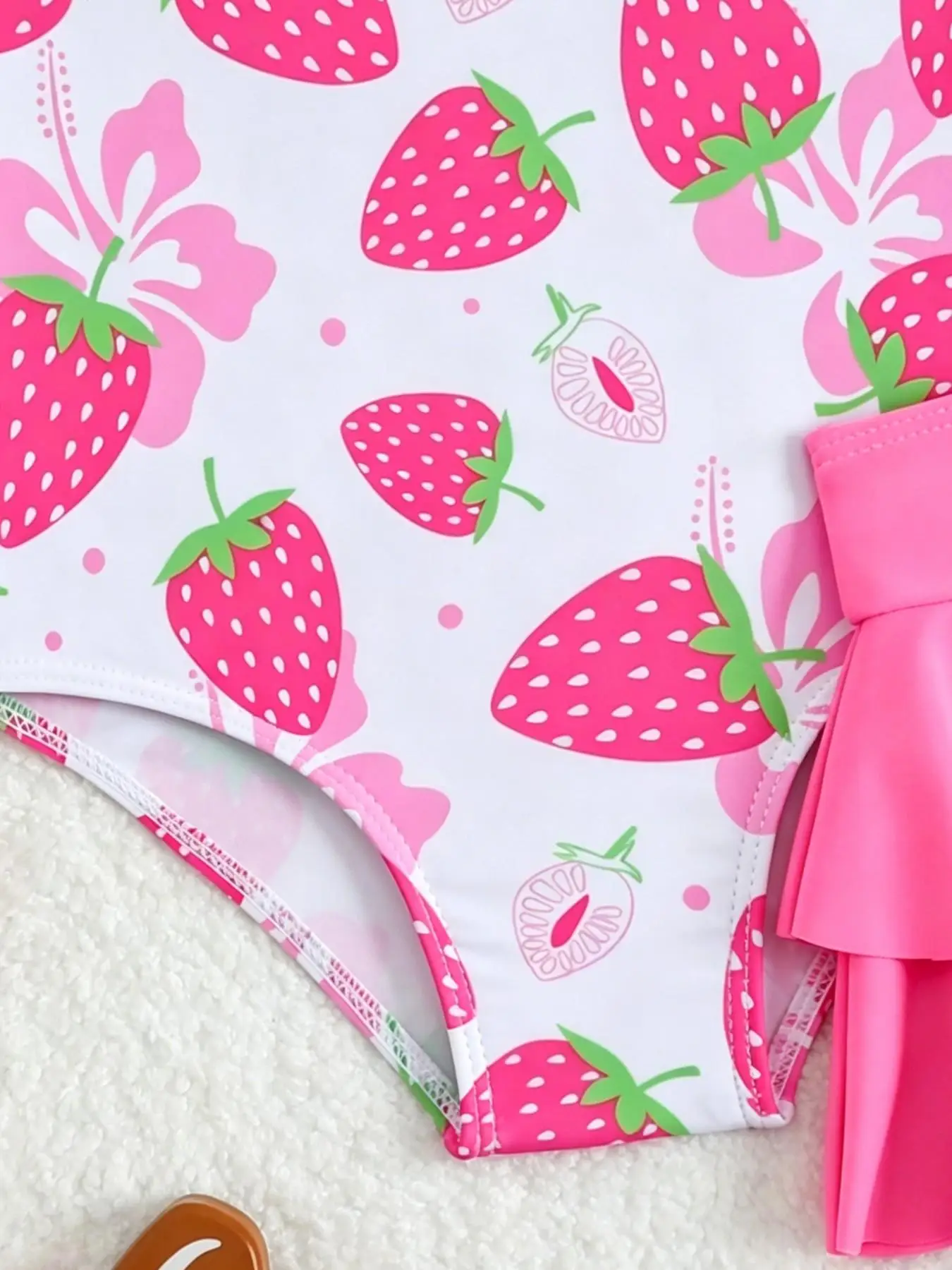 Kinder-Badeanzug mit Erdbeer-Muster und Hosenträgern + doppellagiger Rüschenrock, zweiteiliges Set für Mädchen, Strand-Urlaubs-Badebekleidung, Strand-Baby-Badeanzug-Set, Rot und Rosa, süß, modisch, vielseitig – Detail 9