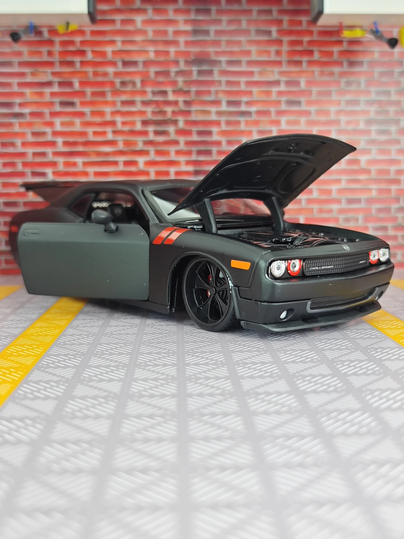 Maisto 1:24 Dodge Challenger modelo de coche de aleación modificado American Muscle Sports Car se puede dar como regalo de cumpleaños para amigos
