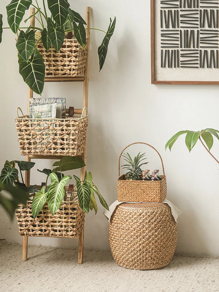 straw ladder basket retro storage rack, multi-layer book and newspaper rack against the wall, floor-to-ceiling living room