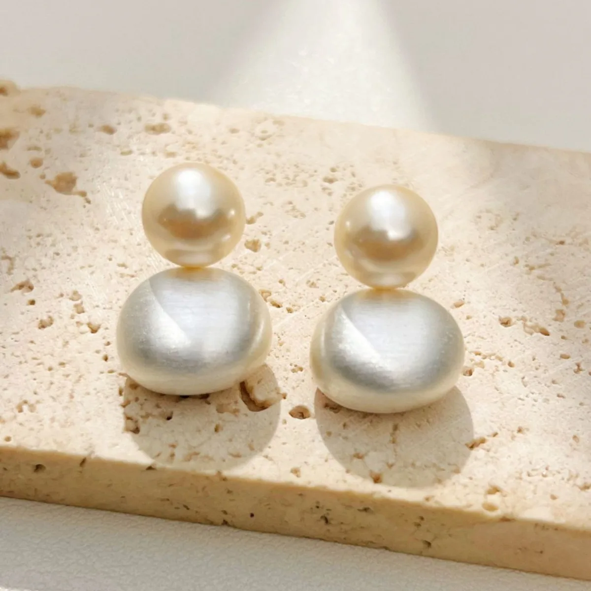 Pearl earrings, high-end brushed metal, fashionable and trendy earrings, simple and versatile, western-style earrings