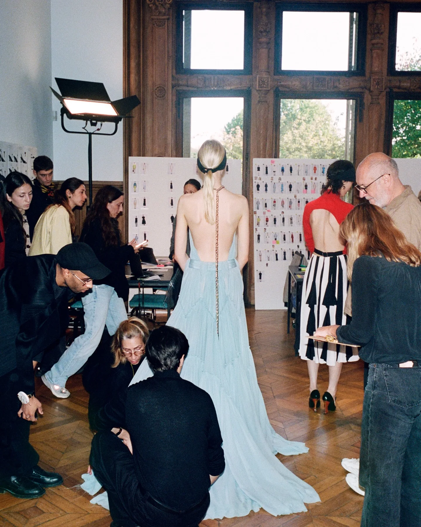 Ausgefallenes blaues Abend-Maxikleid, modisches, ausgeschnittenes Chiffon-Kleid für den roten Teppich, sexy, rückenfreie Abschlussball-Party-Kleider