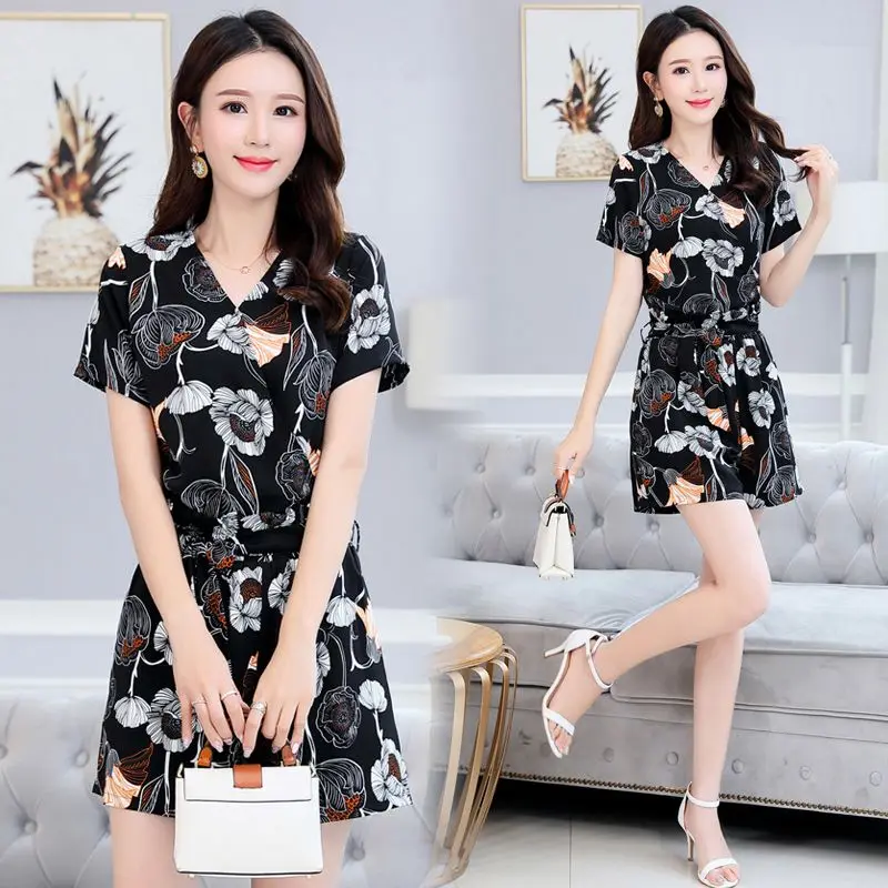 Women\'s Korean Fashion Small Floral V-neck Short Sleeved T-shirt Tops And Wide Leg Shorts 2 Two Piece Sets 2024 New Summer Suit