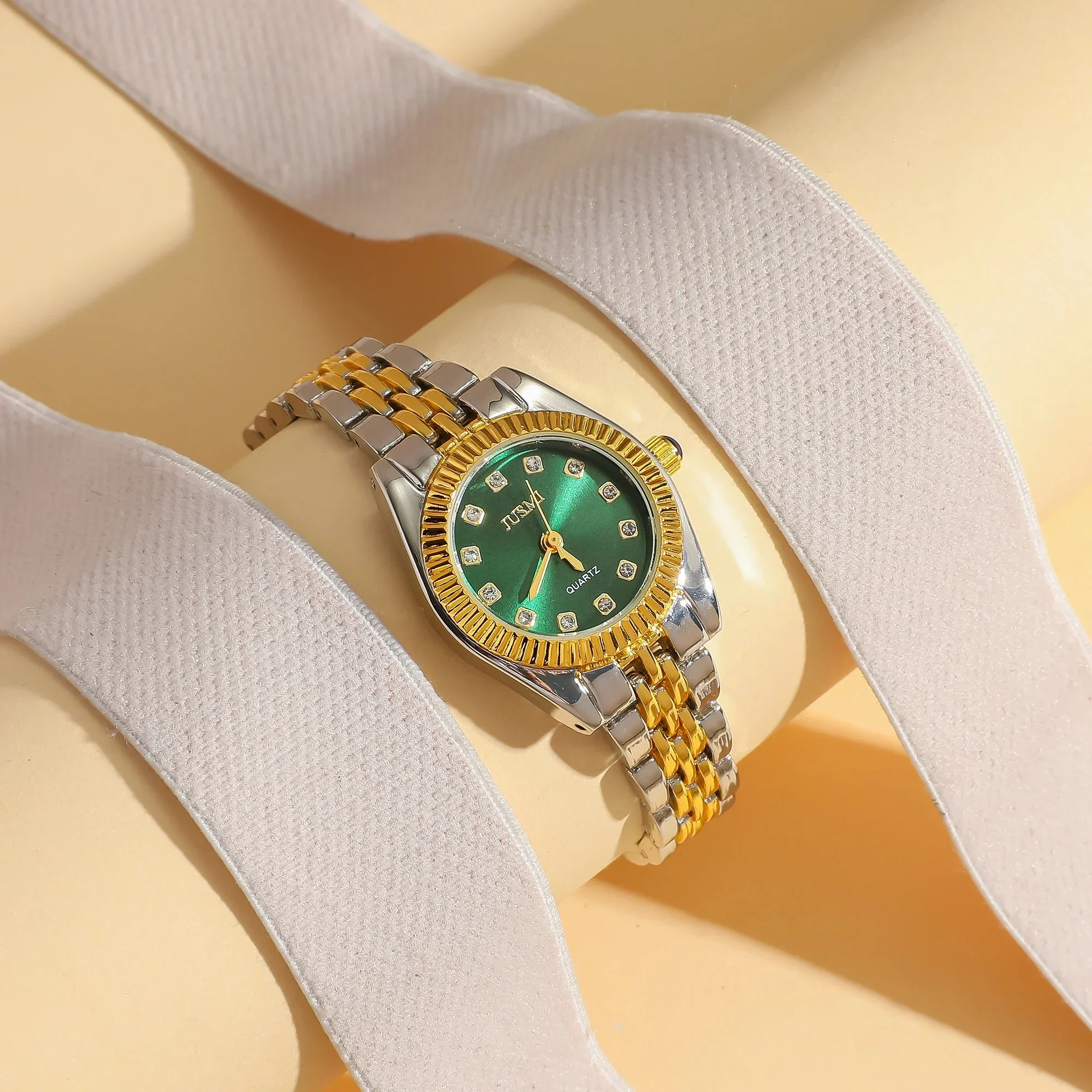 1ชิ้นแฟชั่นของผู้หญิงรอบห้องทองเหล็กวงควอตซ์นาฬิกาข้อมือ