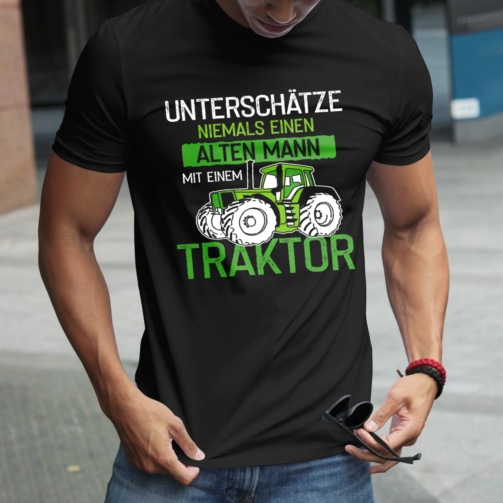 Herren-T-Shirt: Unterschätze niemals einen alten Mann mit einem Traktor. Perfekt für Freizeitkleidung, Partys und Karnevalsoutfits.