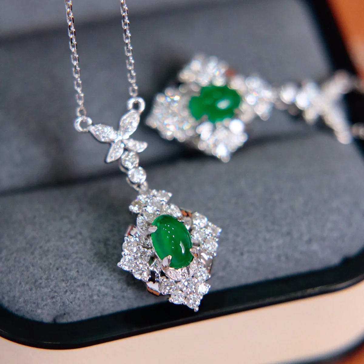 

Fashion Luxury 925 Silver Synthetic Emerald Pendant Bowknot Necklace Cluster Set Zircon Women Party Wedding Bling Silver Jewelry