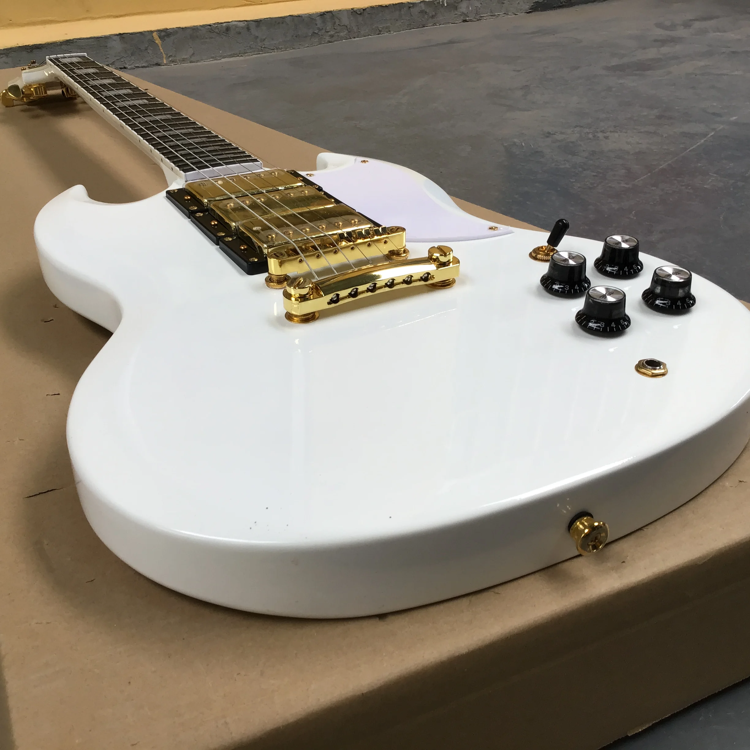 New arrival Electric guitar the Body white Color with golden,High Quality Guitarra, factory hot sales sg in stock