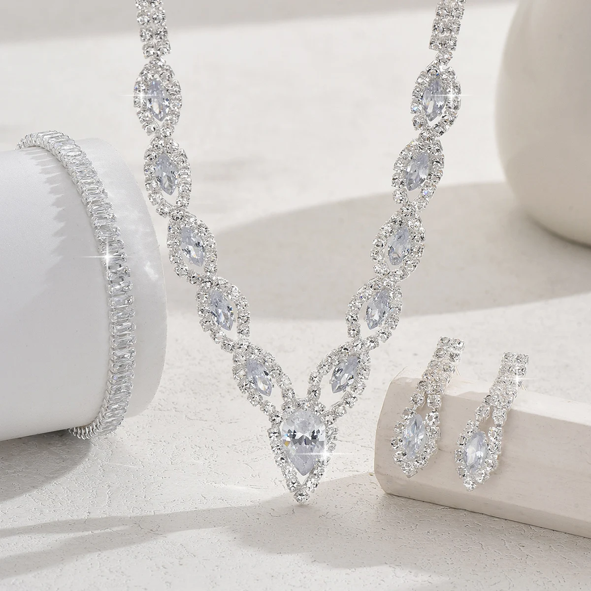 مجموعة مجوهرات نسائية عصرية متألقة من حجر الراين وقلادة وسوار وخاتم وحفلات الزفاف وحفلات العطلات #4