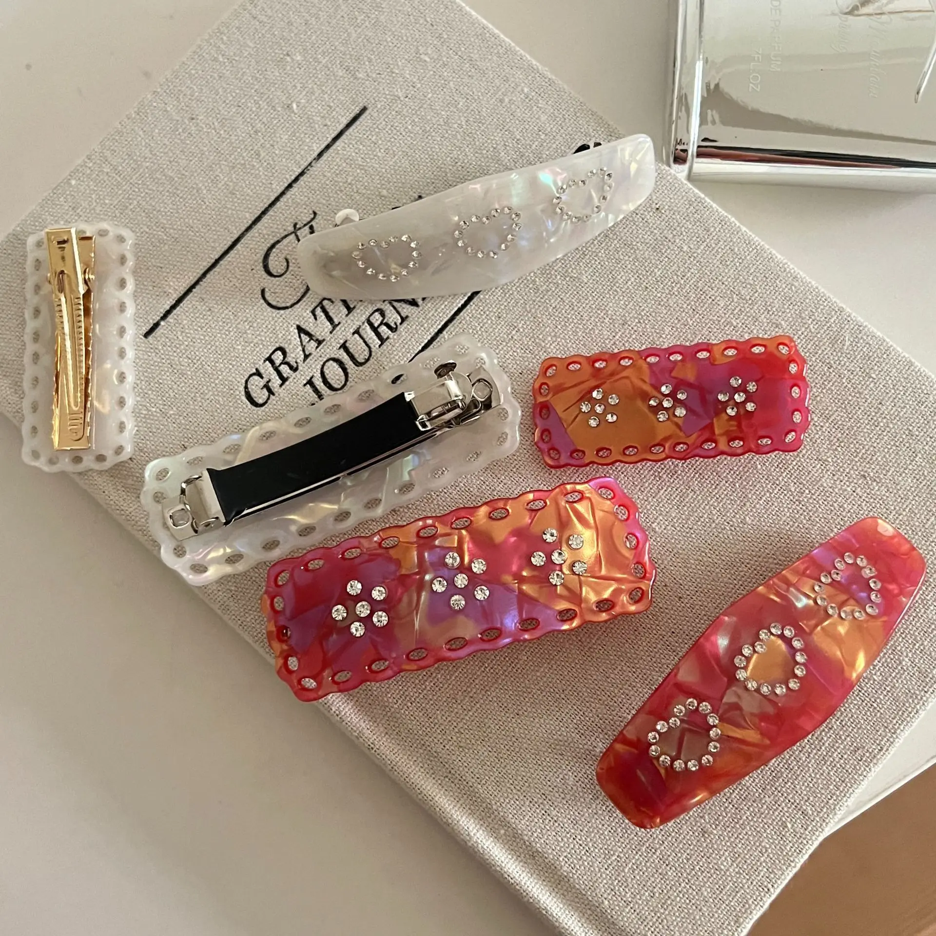 

Rhinestone Acetate Side Hair Clip Korean Small Flower Duck Bill Pin for Thin Hair Non Slip Bangs Clip Daily Fashion Accessory