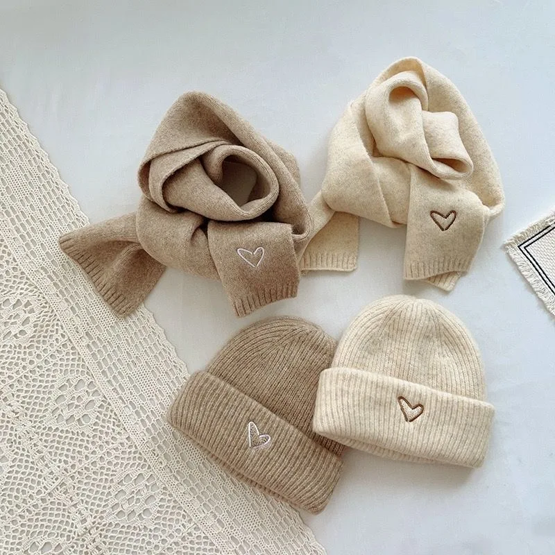 Versione coreana dell'amore ricamato cappelli e sciarpe per bambini set di 2 pezzi di ragazzi e ragazze in autunno e inverno solid colo