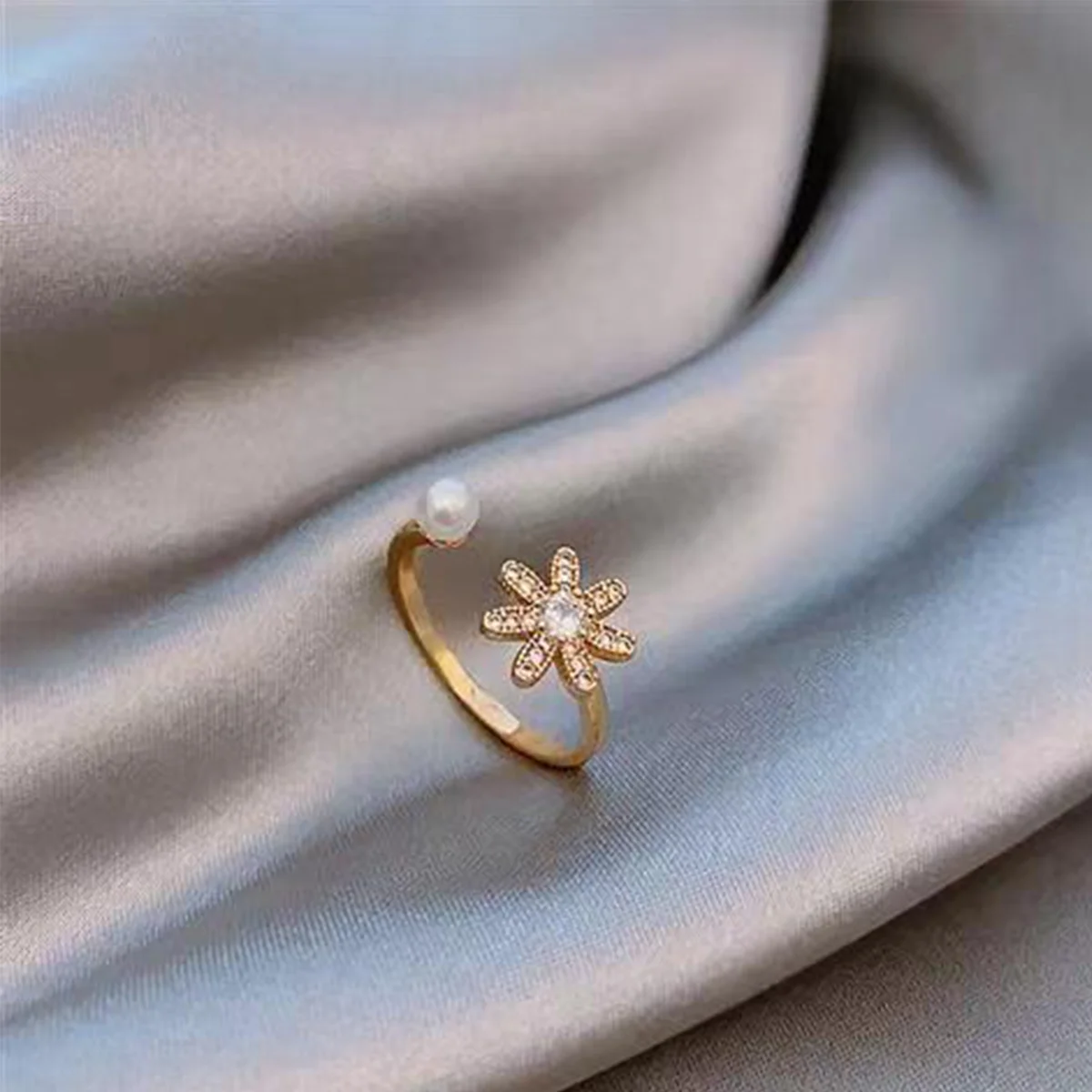 Korean Version of a Fresh and Natural Freshwater Pearl Ring with a Small Daisy Shape, Featuring a Niche Design for Women