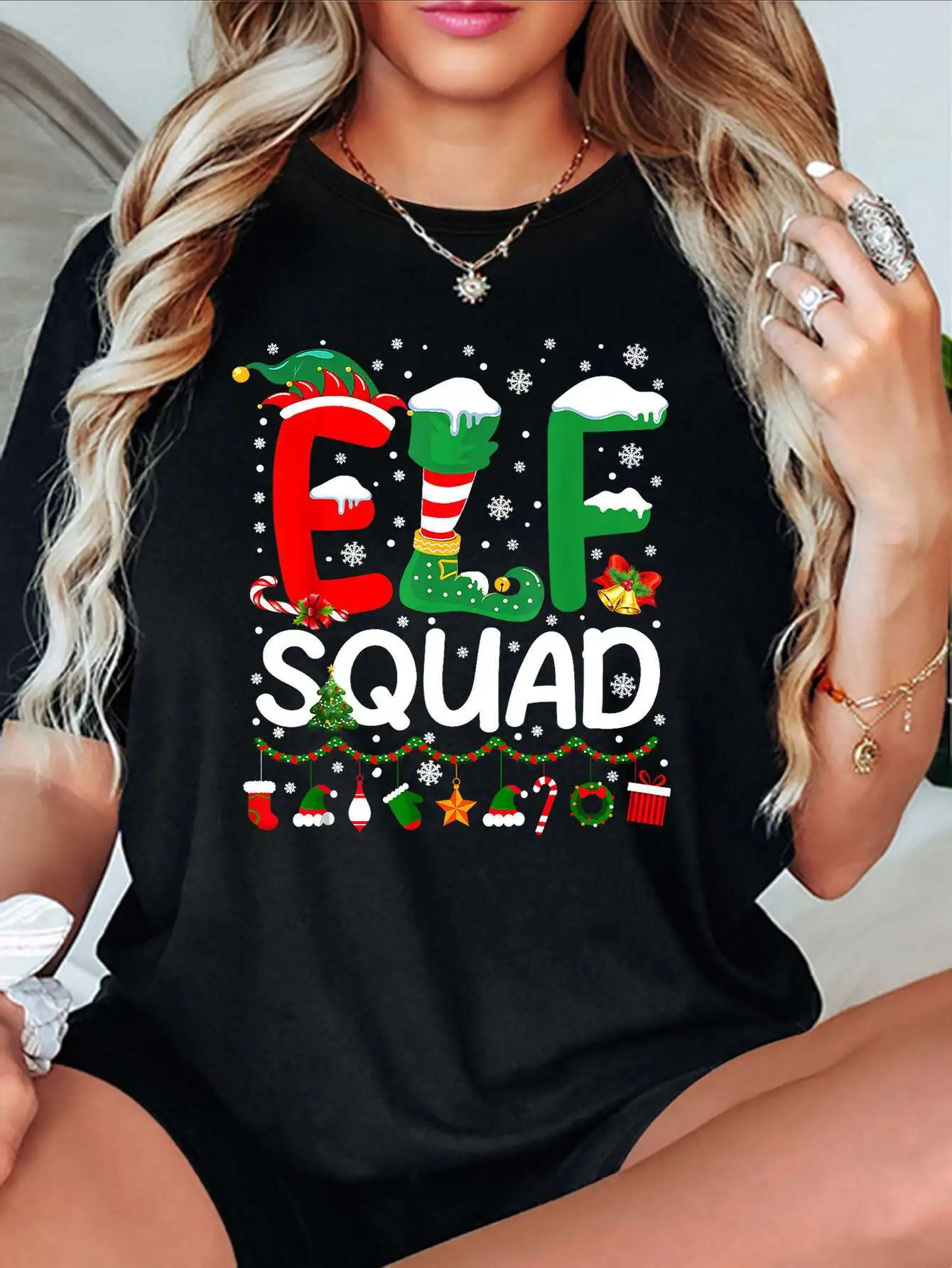 

Женская рождественская футболка «Эльфийский отряд» — праздничная черная с круглым вырезом и красочной праздничной графикой, повседневная с коротким рукавом в стиле Харадзюку