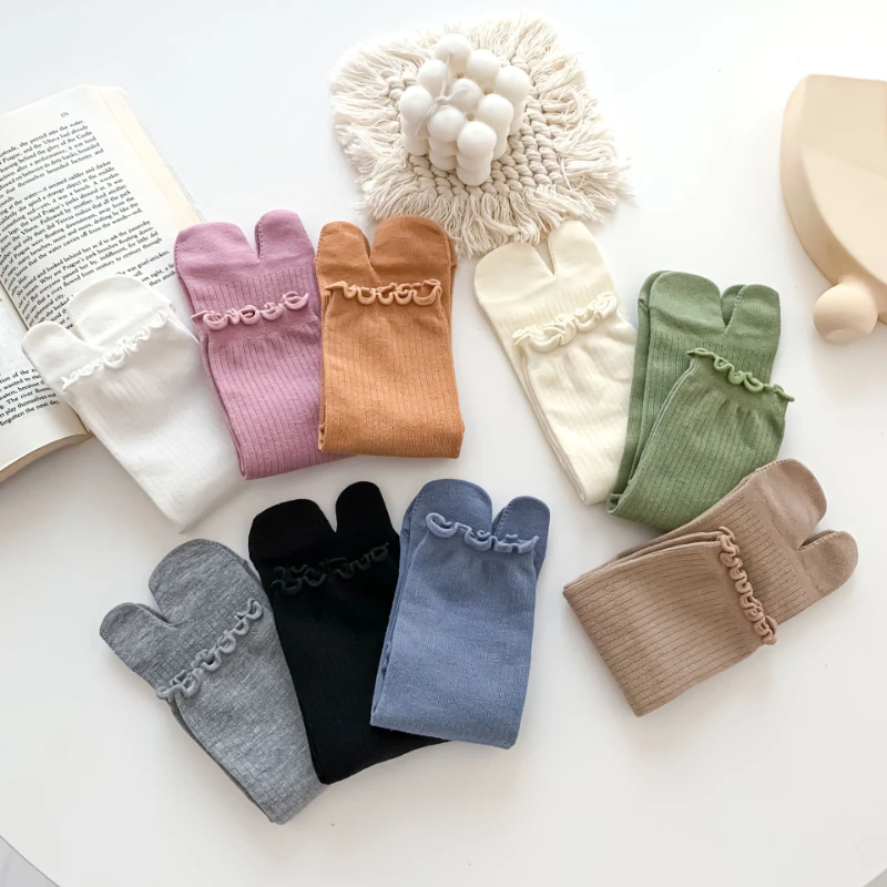 Spring and summer creative Japanese-style two-toe cotton socks solid color fungus lace comfortable and breathable mid-calf socks